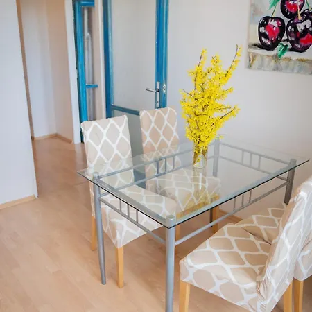 Peaceful & Cozy Flat In Lägenhet Bratislava